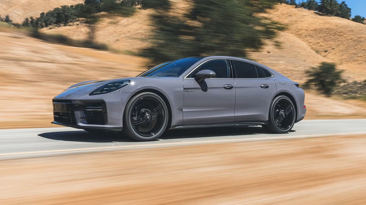 Porsche Panamera Turbo S E-Hybrid 2026: o sedã de 782 cv que acelera como um tapete voador
