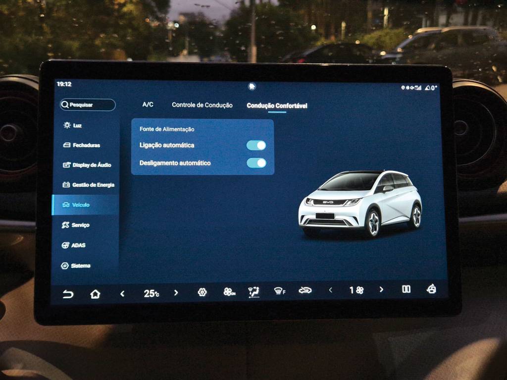 BYD Dolphin recebe atualização de software e ganha nova forma de dar partida