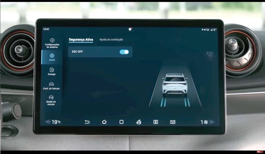 BYD Dolphin recebe atualização de software e ganha nova forma de dar partida