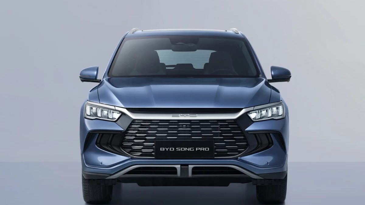 BYD Song Pro recebe desconto de R$ 41 mil e fica quase R$ 5 mil mais barato que o Toyota Corolla Hybrid