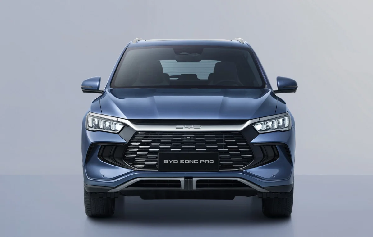 BYD Song Pro recebe desconto de R$ 41 mil e fica quase R$ 5 mil mais barato que o Toyota Corolla Hybrid