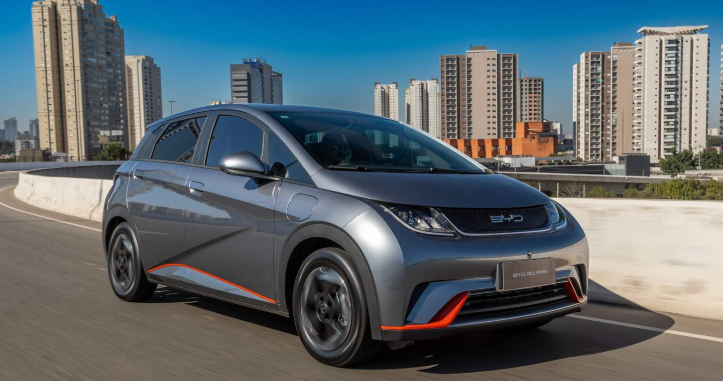 BYD Dolphin recebe atualização de software e ganha nova forma de dar partida