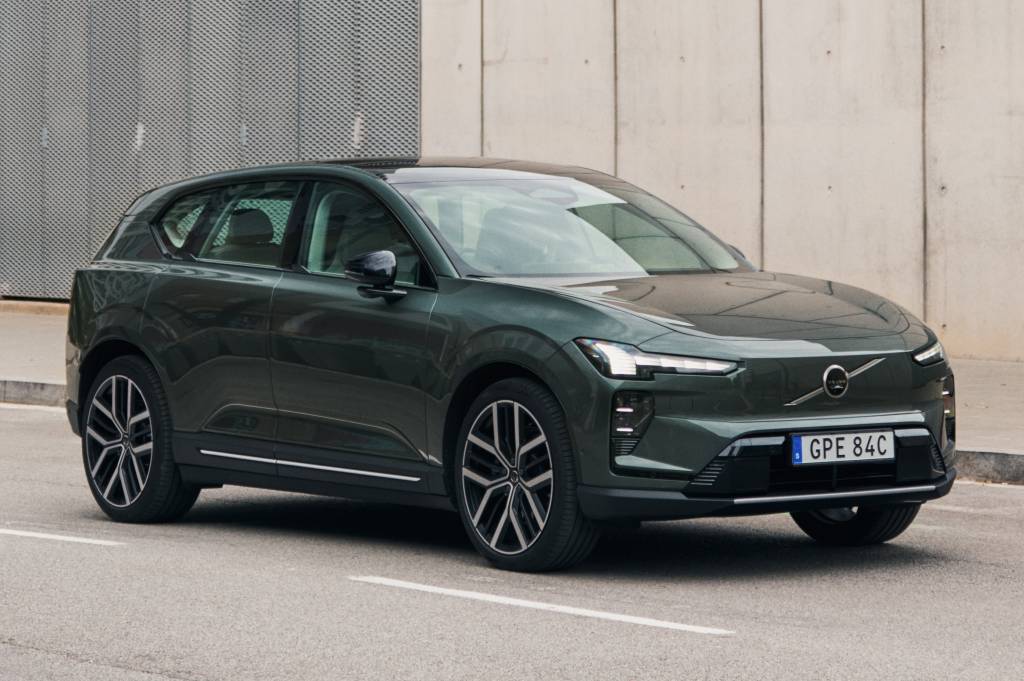 Volvo EX60 terá IA do Google Gemini integrada às câmeras para interpretar placas e evitar multas