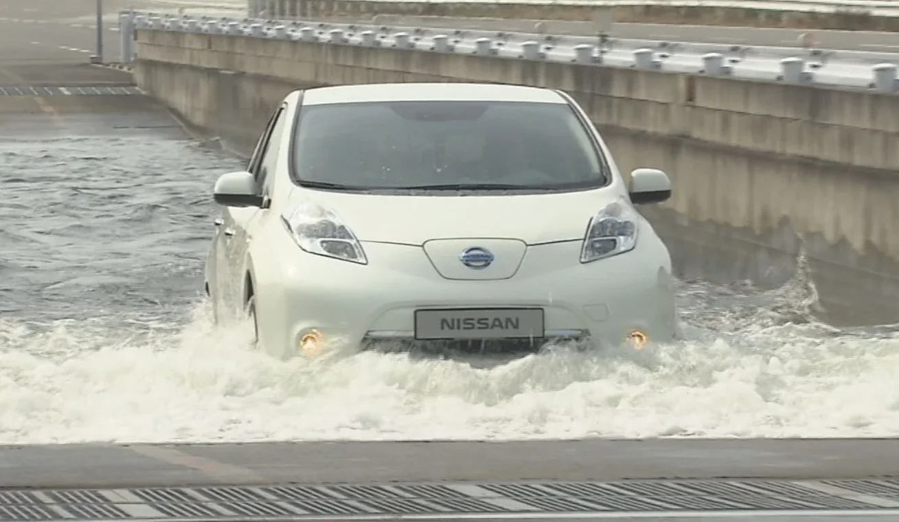 Enchente e carro elétrico: o que acontece se a água chegar à bateria?   Entenda os riscos 