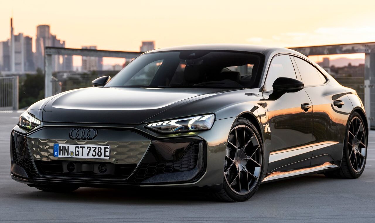 Novo Audi RS e-tron GT chega ao Brasil com 925 cv e suspensão que dança para o dono