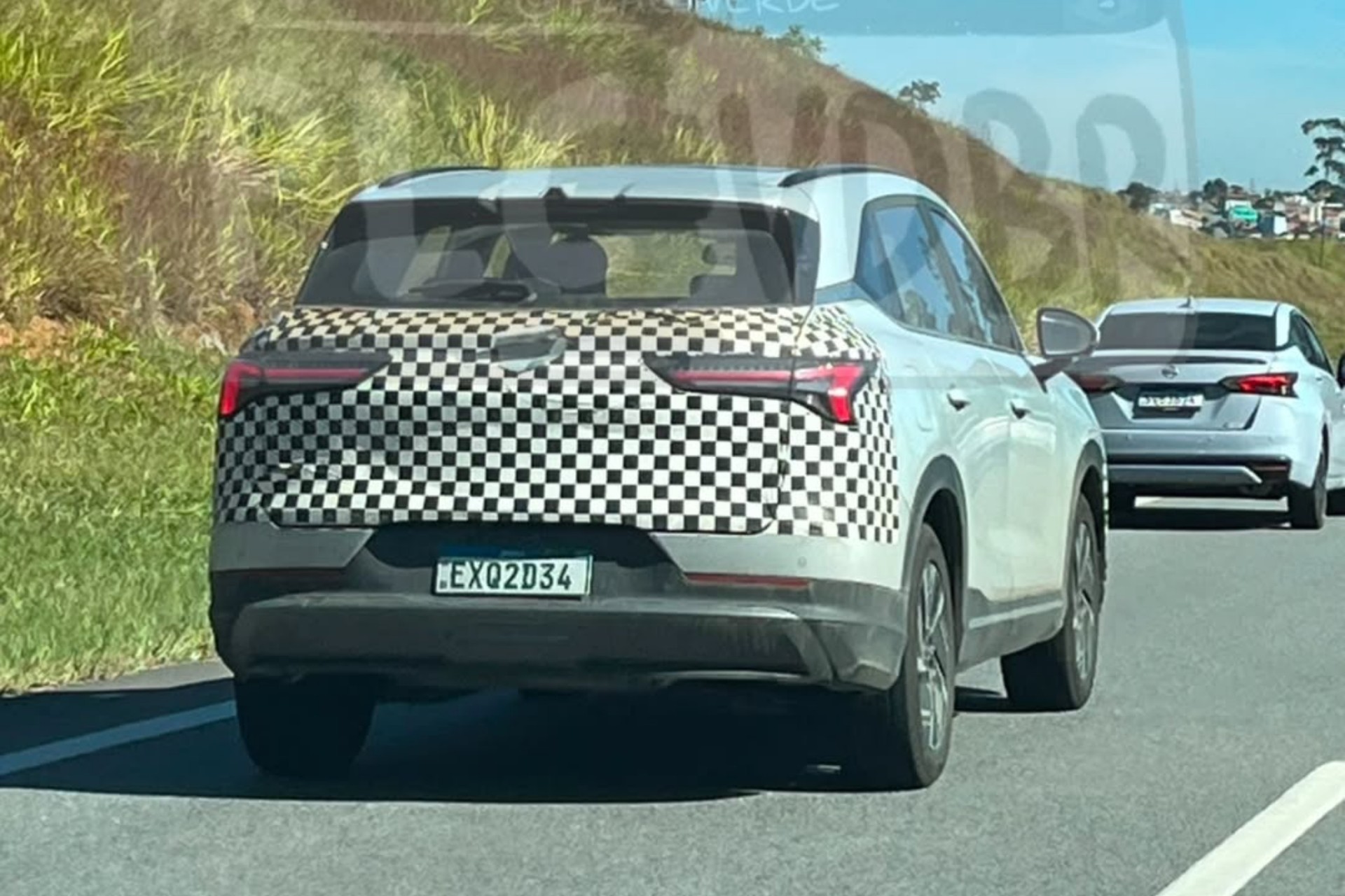 Chevrolet Captiva híbrido plug-in é flagrado em testes e será montado no Brasil para enfrentar GWM e BYD