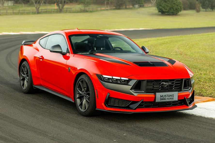 Ford Mustang pode ganhar versão sedã de quatro portas e virar família de veículos