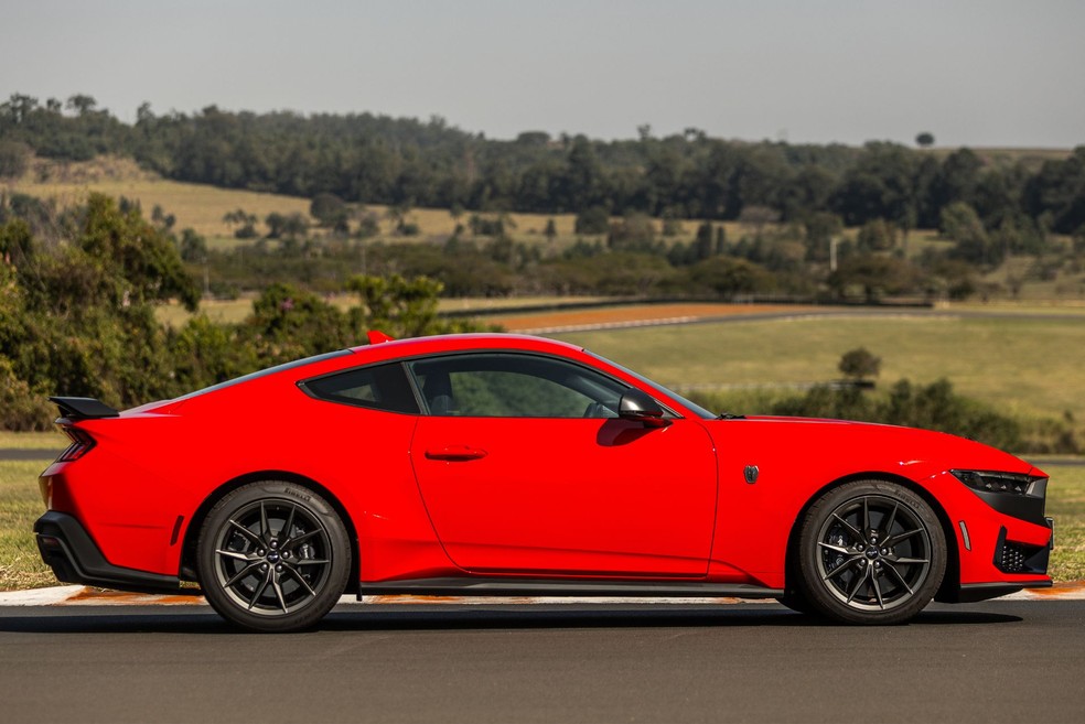 Ford Mustang pode ganhar versão sedã de quatro portas e virar família de veículos