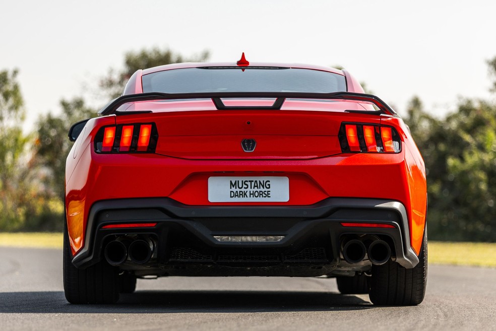 Ford Mustang pode ganhar versão sedã de quatro portas e virar família de veículos