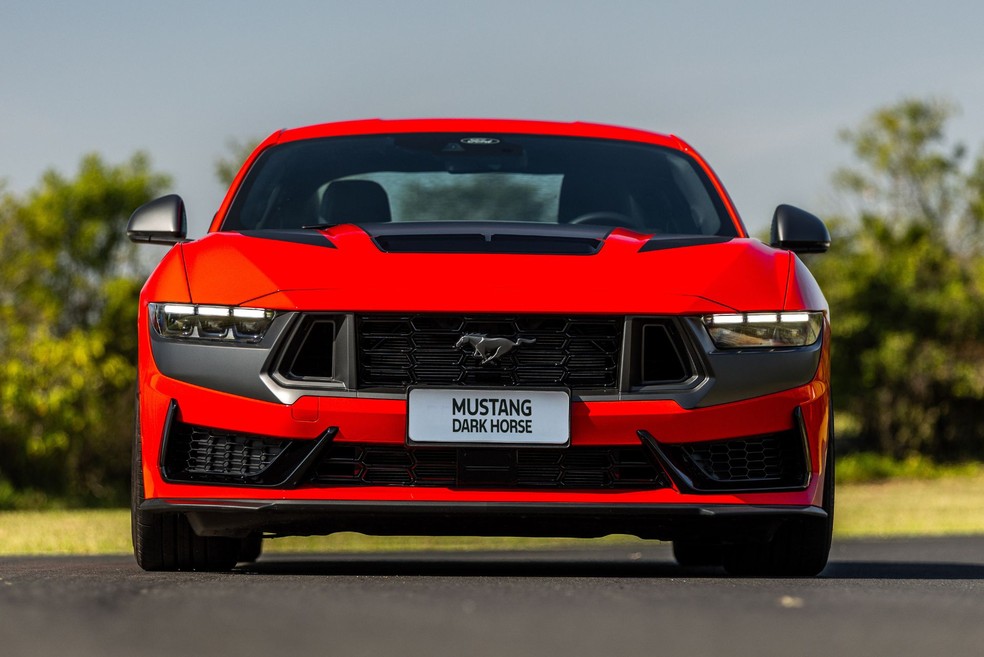 Ford Mustang pode ganhar versão sedã de quatro portas e virar família de veículos