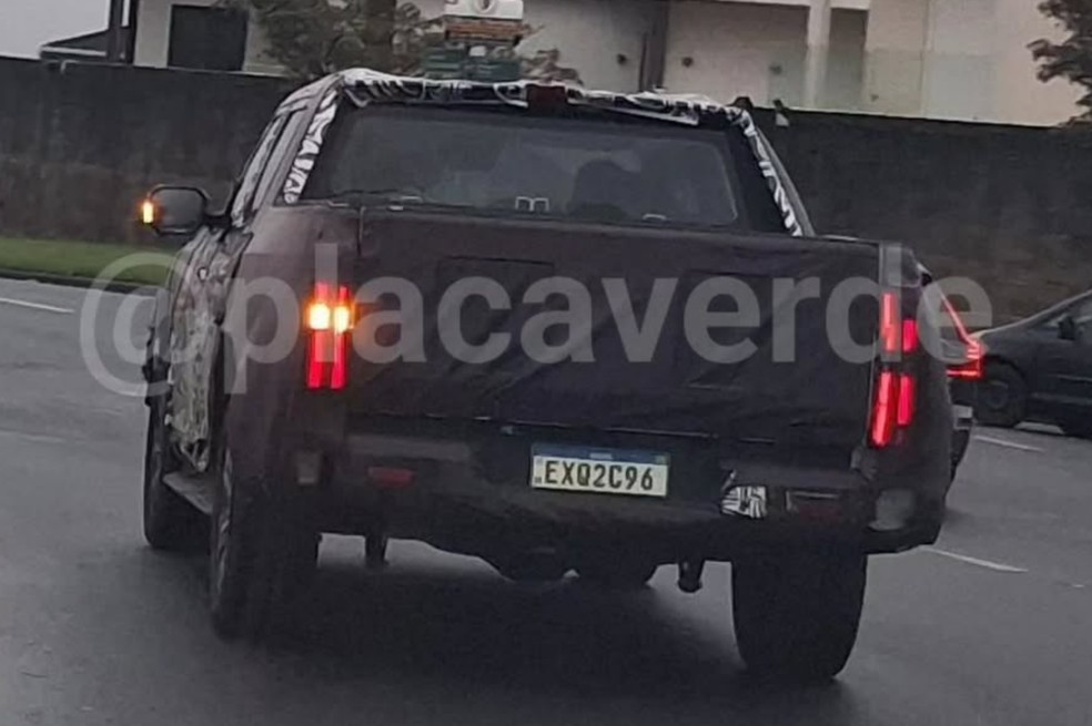 Nova Volkswagen Amarok é flagrada rodando pronta e revela parentesco maior com picape chinesa