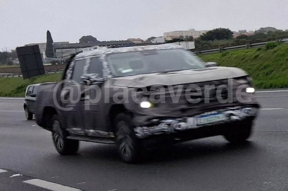 Nova Volkswagen Amarok é flagrada rodando pronta e revela parentesco maior com picape chinesa