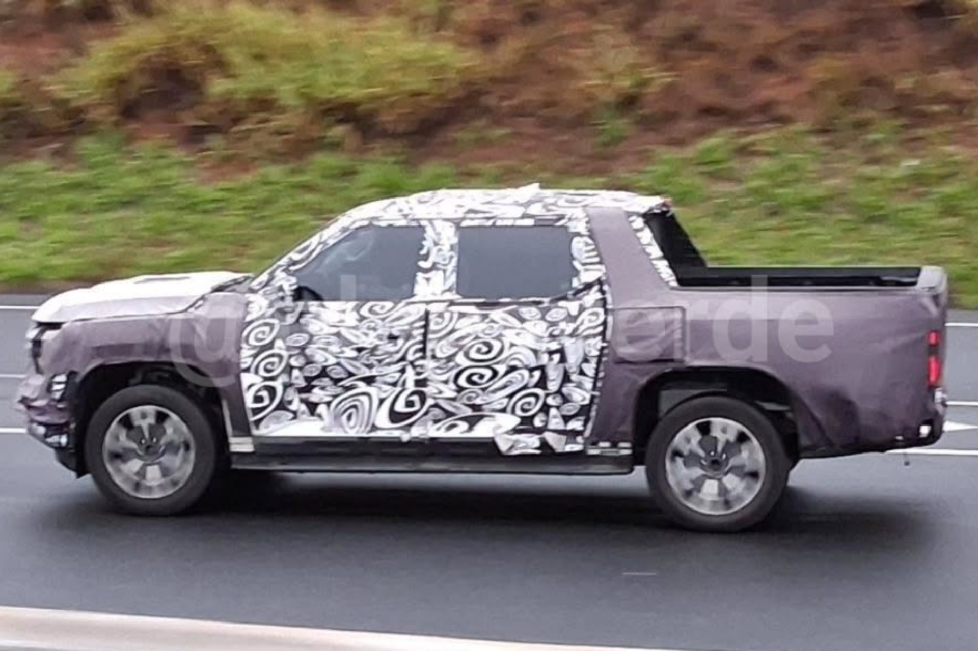 Nova Volkswagen Amarok é flagrada rodando pronta e revela parentesco maior com picape chinesa