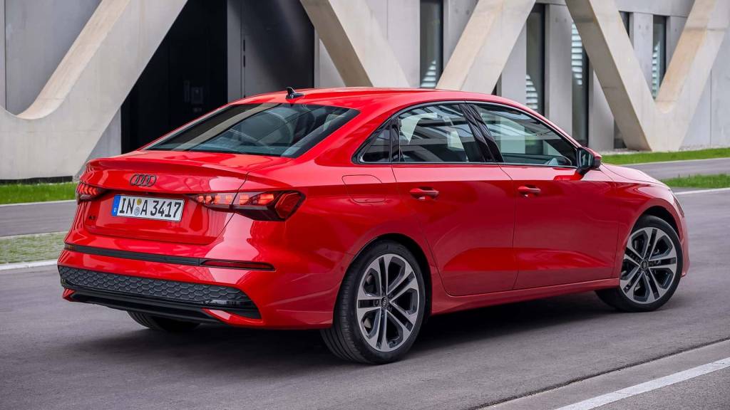 Novo Audi A3 estreia telas curvas panorâmicas e função de estacionamento autônomo via celular