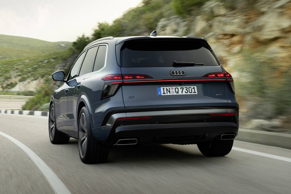 Novo Audi Q7 projeta setas no chão e traz suspensão com GPS na terceira geração