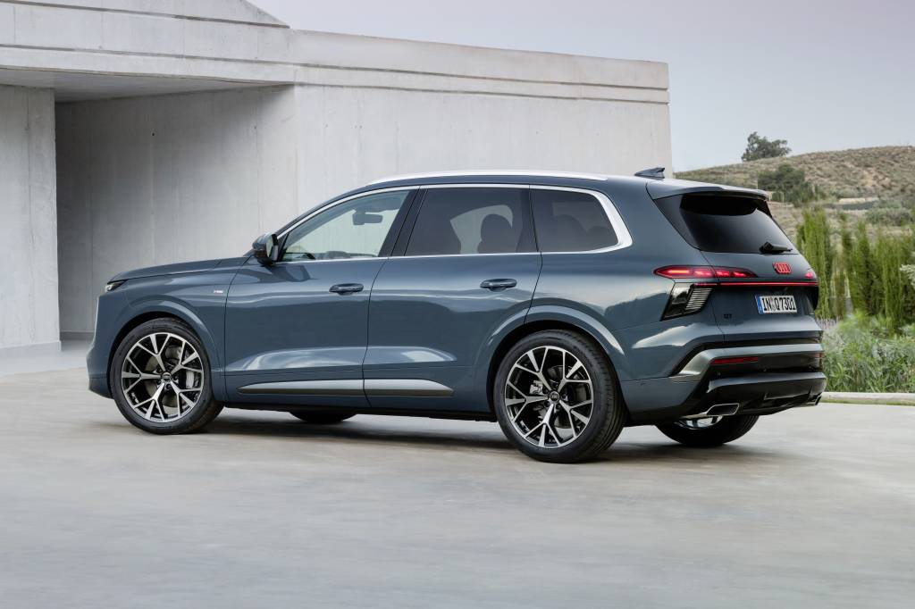 Novo Audi Q7 projeta setas no chão e traz suspensão com GPS na terceira geração