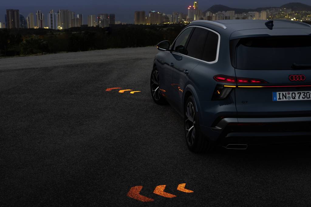 Novo Audi Q7 projeta setas no chão e traz suspensão com GPS na terceira geração
