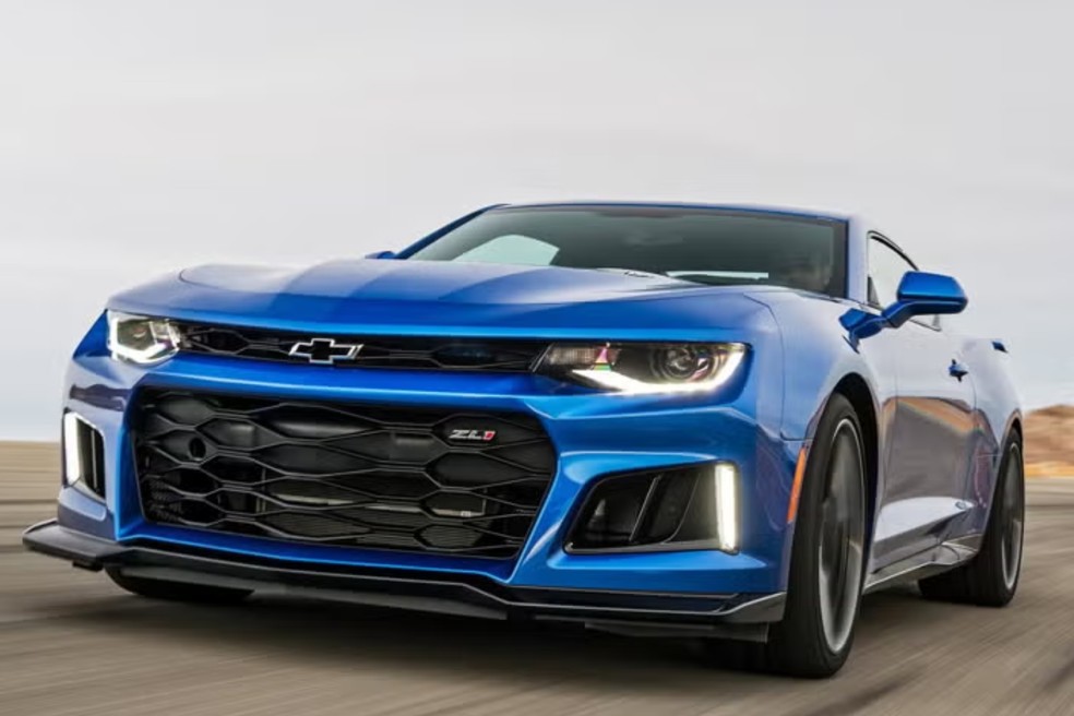 Novo Camaro pode ganhar versão sedã de 4 portas para enfrentar o Ford Mustang