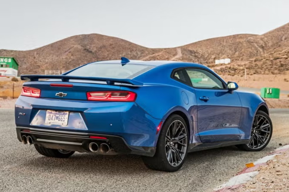 Novo Camaro pode ganhar versão sedã de 4 portas para enfrentar o Ford Mustang