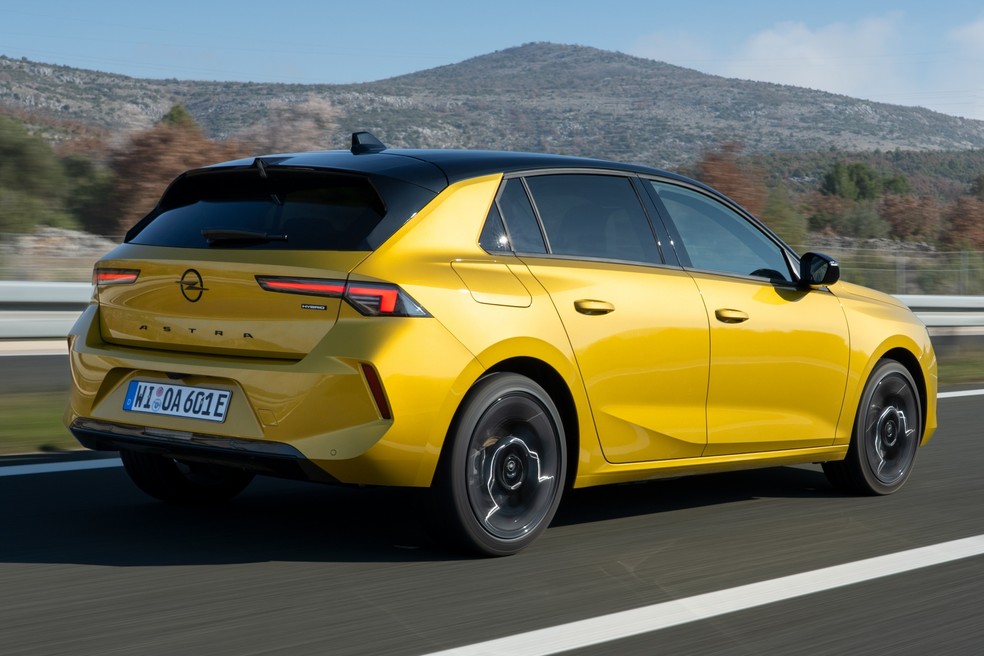 Novo Opel Astra confirmado com mudanças profundas e pode abandonar o formato hatch para virar SUV