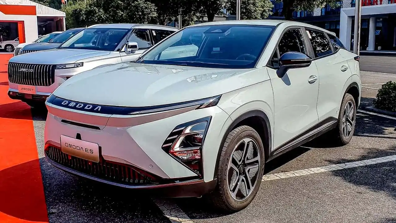 Omoda E5 elétrico terá versão de R$ 149.900 para enfrentar BYD Dolphin e Ora 03 