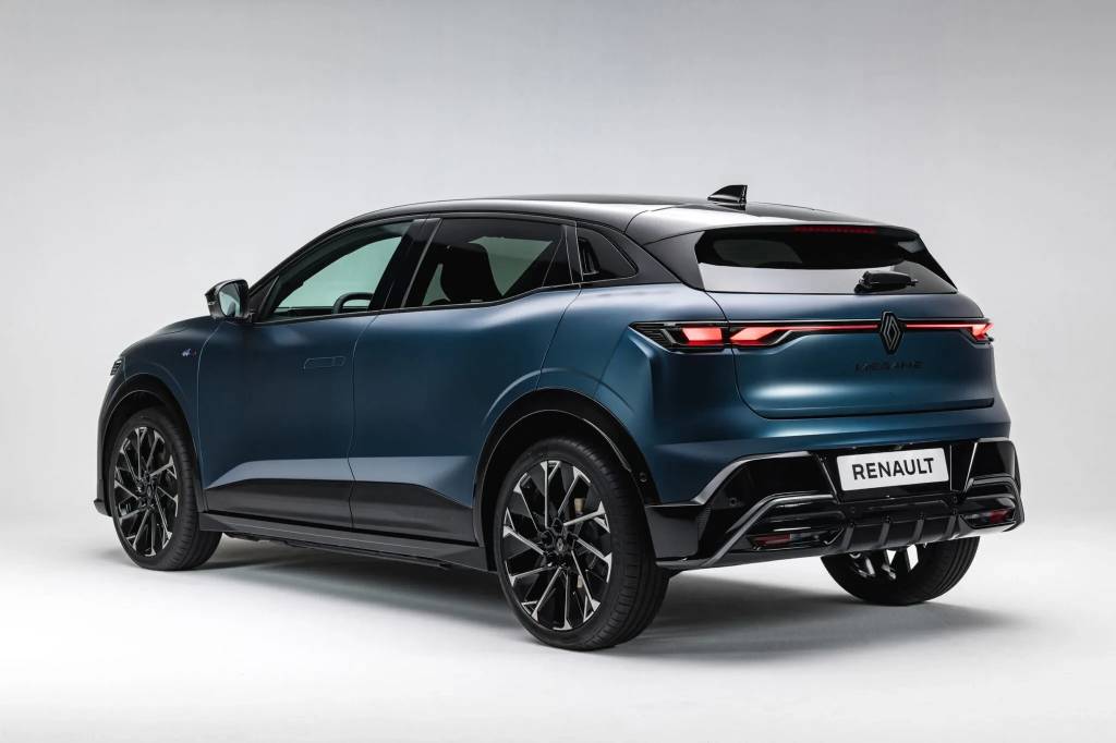 Renault Megane E-Tech 2027: novo visual, bateria LFP de 67 kWh e até 499 km de autonomia