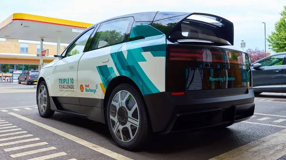 Shell cria carro elétrico com bateria submersa em líquido refrigerante e promete transformar a recarga rápida