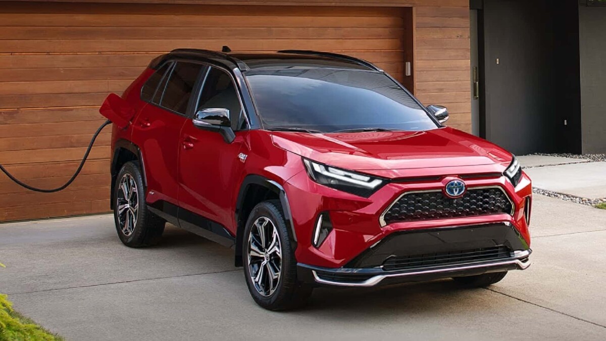 Toyota desmonta crítica aos híbridos plug-in com estudo sobre hábitos de recarga