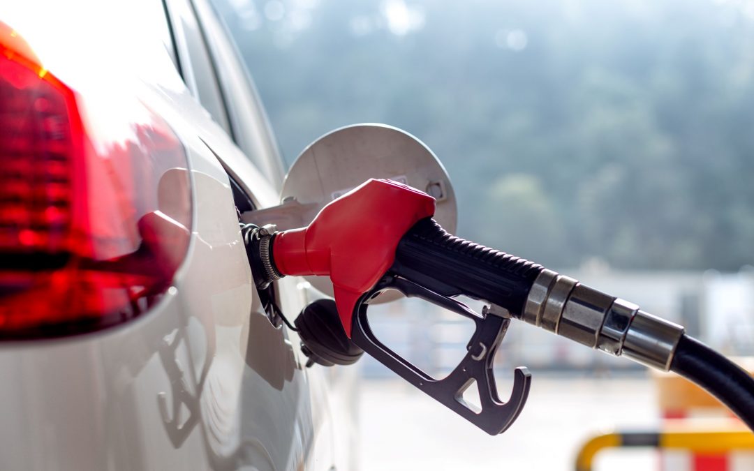 Gasolina com 32% de etanol gera reação das montadoras: “Há risco de carros quebrarem” 