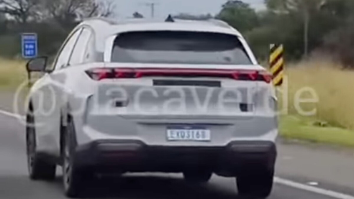 Flagra revela o Arcfox Alpha T5, aposta da BAIC para enfrentar BYD e Geely no Brasil 