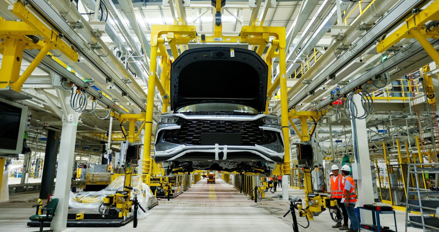 BYD atinge 100 mil veículos produzidos em Camaçari e confirma picape Mako para 2026