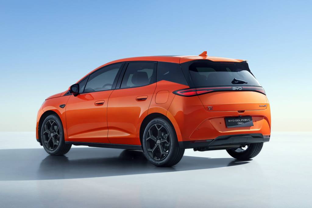 BYD Dolphin G híbrido será produzido na Bahia e chega ao Brasil em 2027