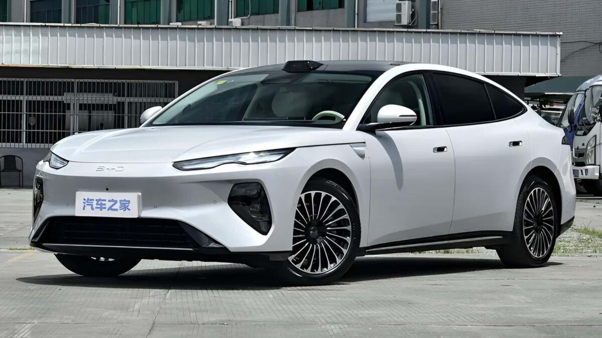 BYD lança sedã híbrido plug-in com 400 km de autonomia elétrica por cerca de R$ 150 mil 