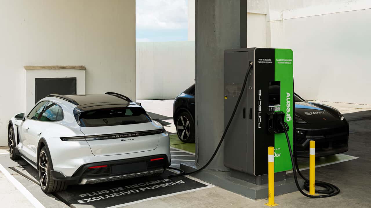 Carros elétricos de 800 V: como a nova arquitetura muda a recarga e já chega ao Brasil