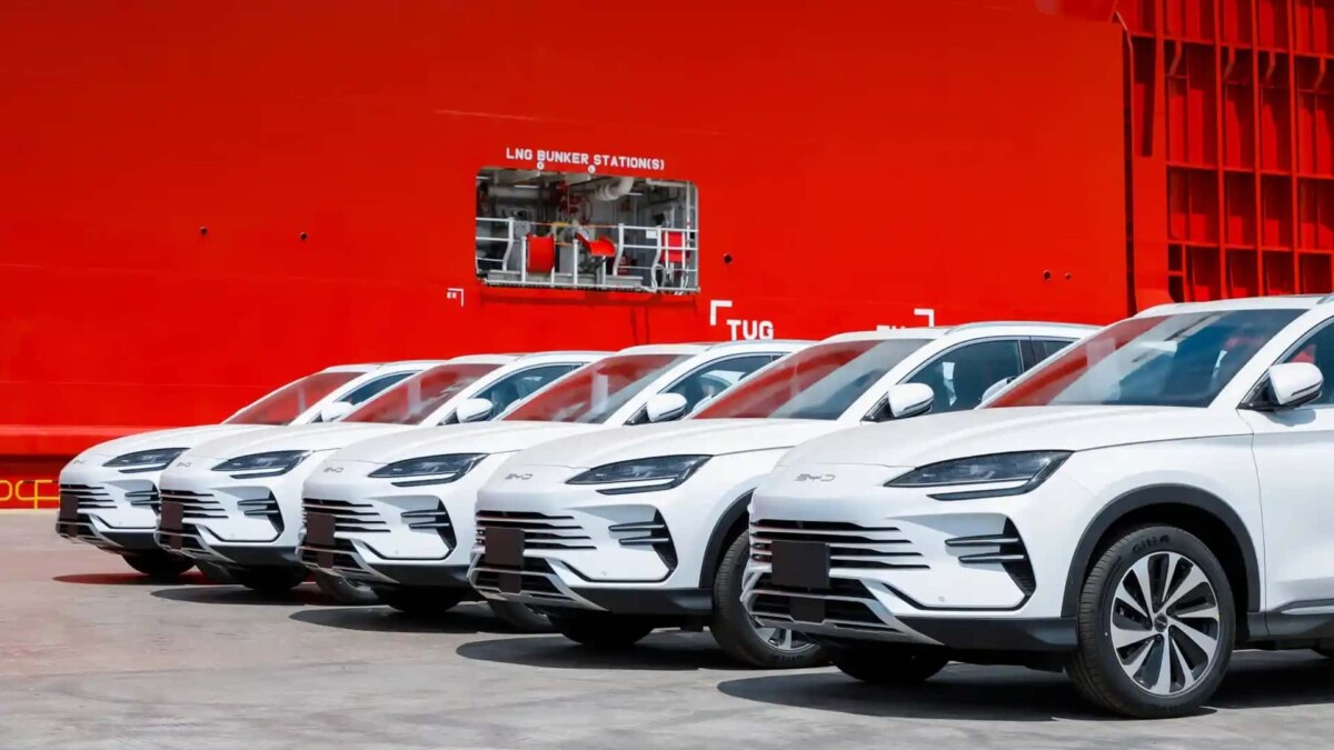 China supera 1 milhão de veículos exportados em um mês; Brasil se torna peça-chave na estratégia global