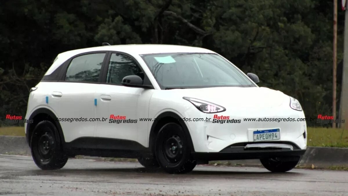 Geely EX2 2027 nacional é flagrado em testes; com novidades tecnológicas e bateria pode ficar maior