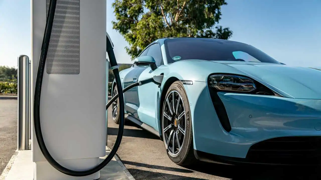 Carros elétricos com mais de 3 anos desvalorizam mais de 46%, aponta estudo 