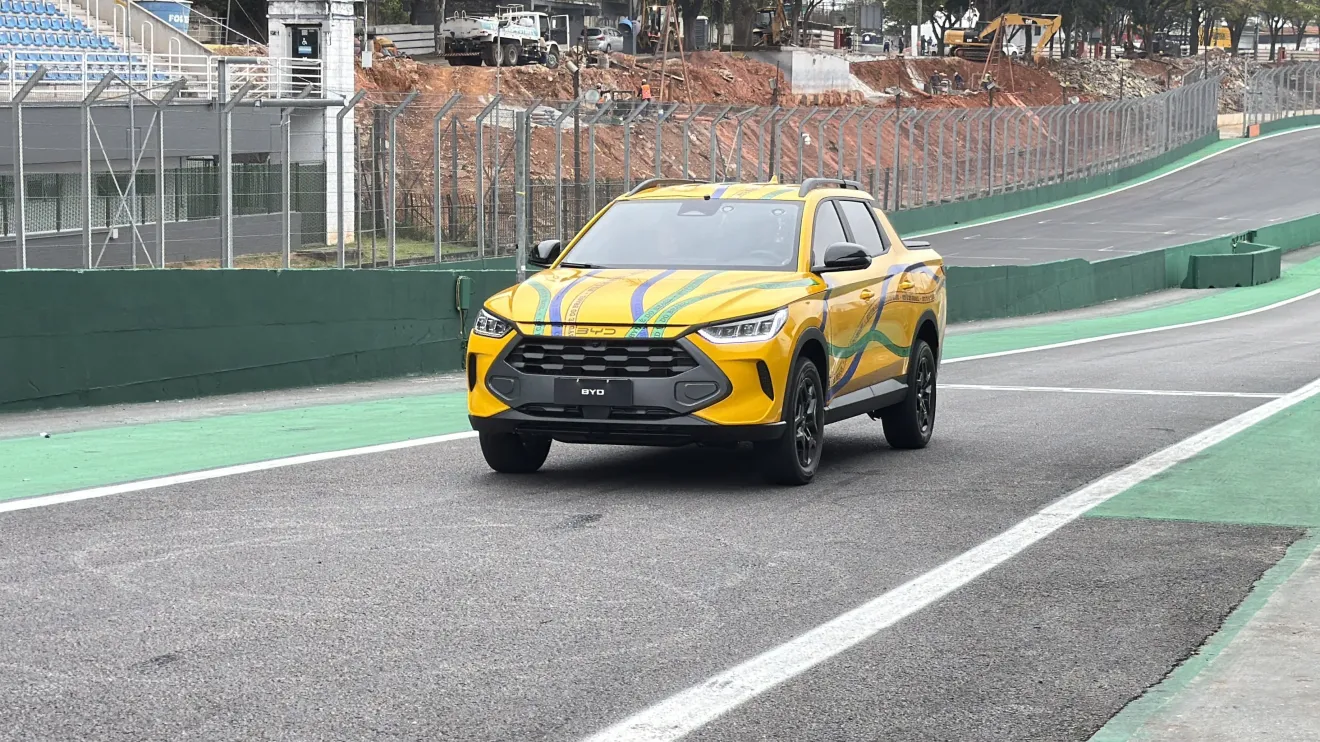 BYD Mako surge de amarelo em Interlagos e acende rivalidade com Tukan da Volkswagen