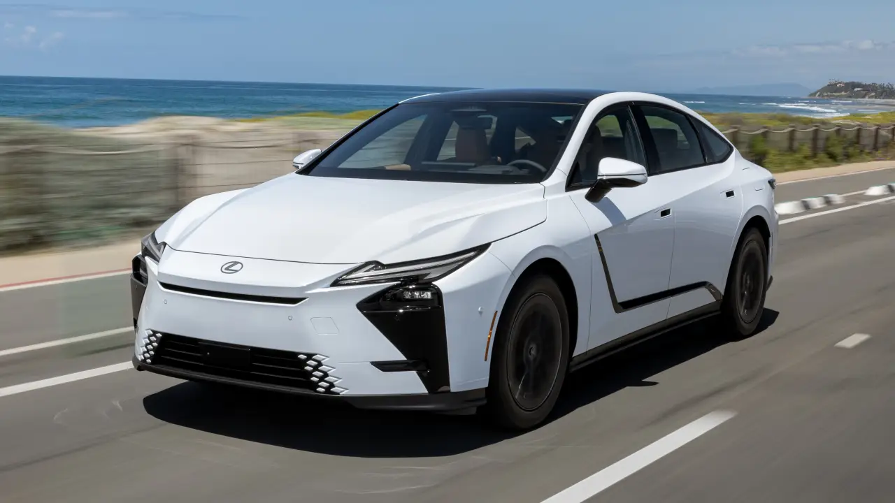 Lexus ES chega ao Brasil em versão híbrida por R$ 399.990; versão elétrica chega em novembro