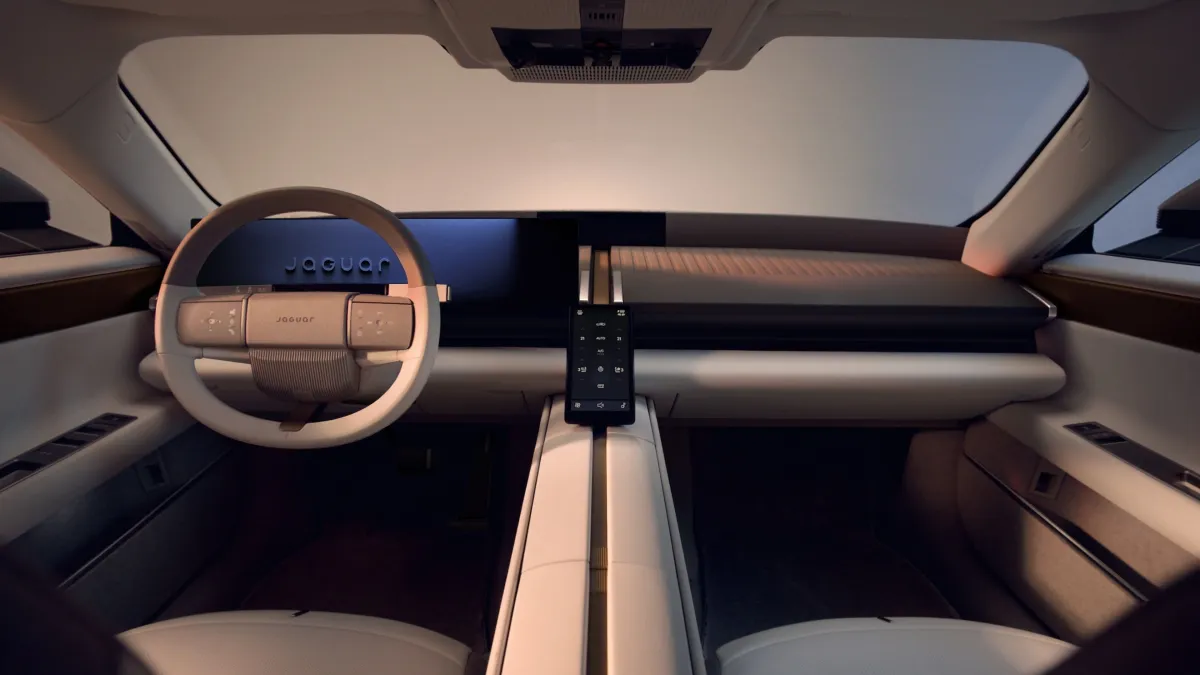 Jaguar Type 01: interior revelado traz console gigante e telas integradas em cabine minimalista