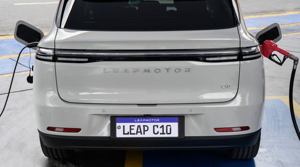 Carros REEV funcionam como elétricos, abastecem em postos, mas a legislação brasileira cria entraves
