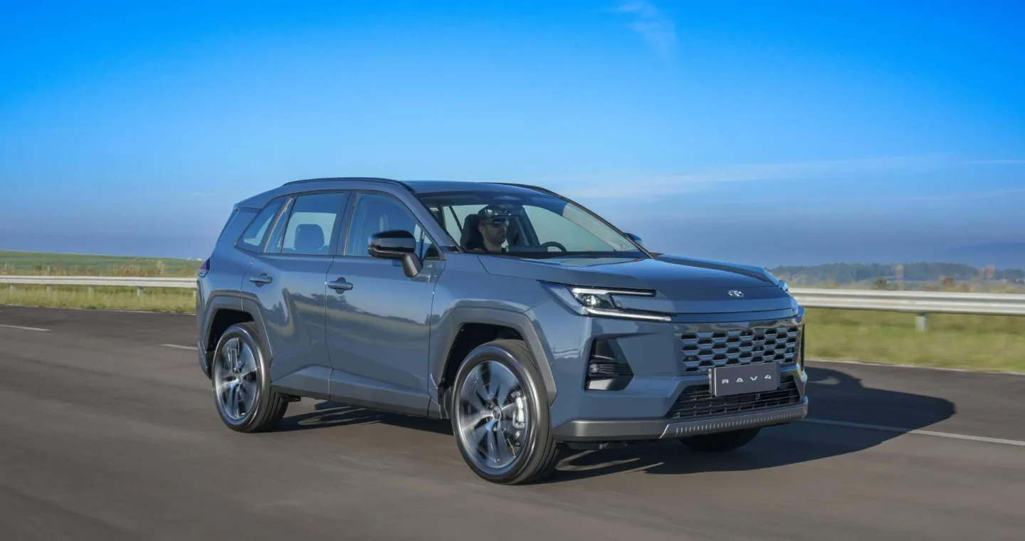 Novo Toyota RAV4: o SUV que roda 1.200 km com um tanque e redefine o que se espera de um híbrido