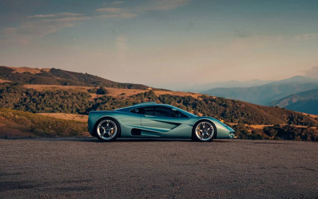 Gordon Murray S1: superesportivo com volante central, motor V12 aspirado e câmbio manual evoca o lendário McLaren F1