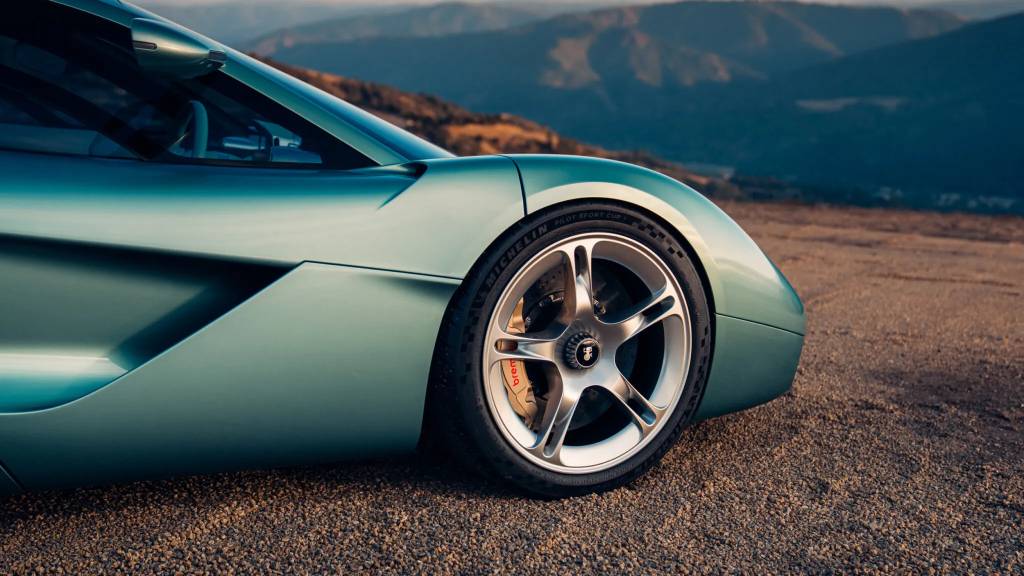 Gordon Murray S1: superesportivo com volante central, motor V12 aspirado e câmbio manual evoca o lendário McLaren F1