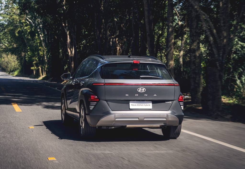 Hyundai Kona com desconto de R$ 40.000: SUV híbrido faz 18,4 km/l e chega ao preço de modelos 1.0
