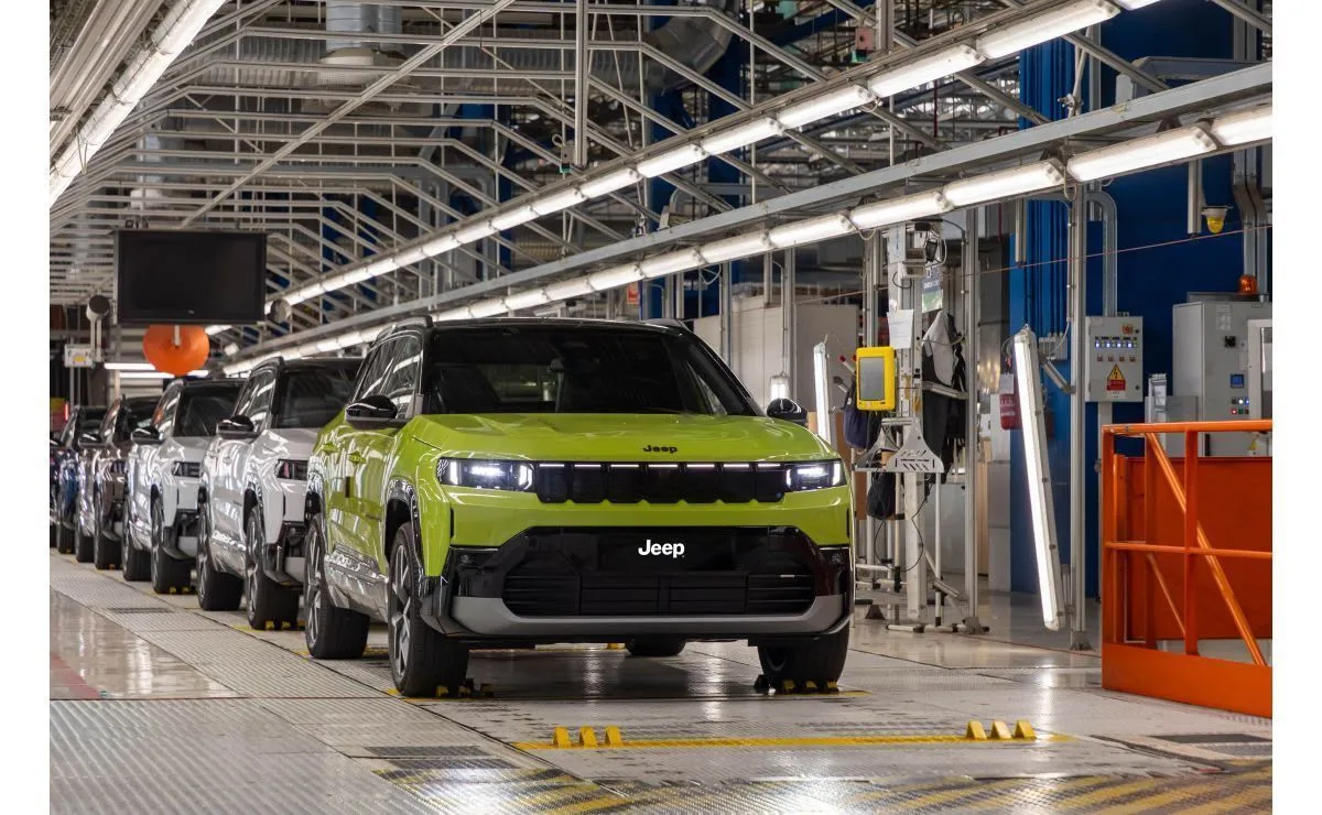 Nova geração do Jeep Compass estreia apenas em 2028 com tecnologia eletrificada; confira os detalhes 