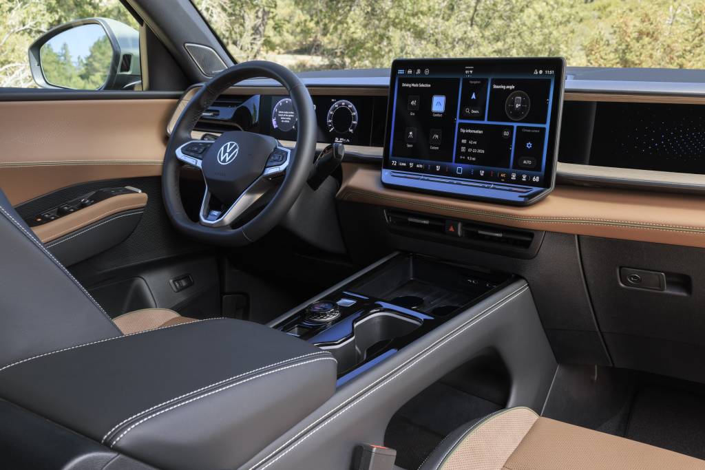 Novo VW Atlas Cross Sport 2027 adota telas gigantes e motor 2.0 turbo mais potente