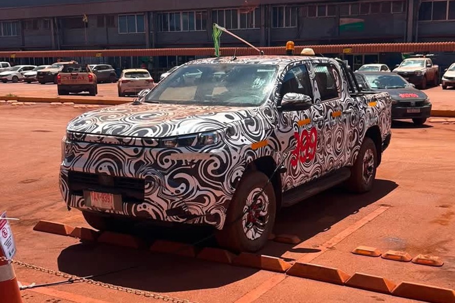 Toyota Hilux elétrica é flagrada em testes no Brasil antes do lançamento previsto para 2027