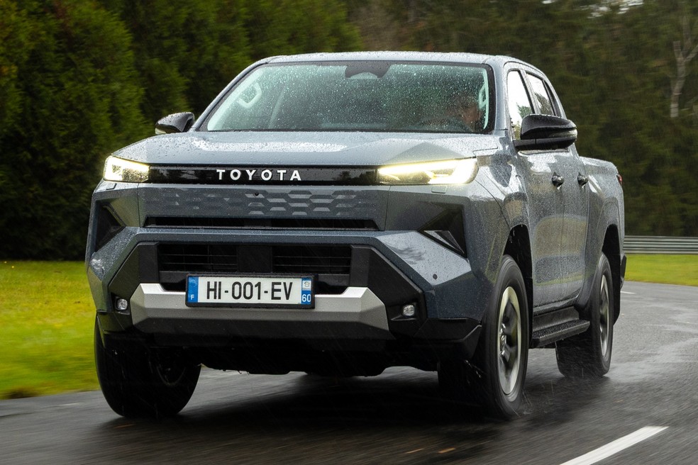 Toyota Hilux elétrica é flagrada em testes no Brasil antes do lançamento previsto para 2027