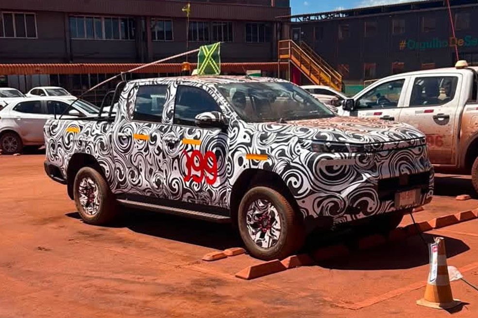 Toyota Hilux elétrica é flagrada em testes no Brasil antes do lançamento previsto para 2027